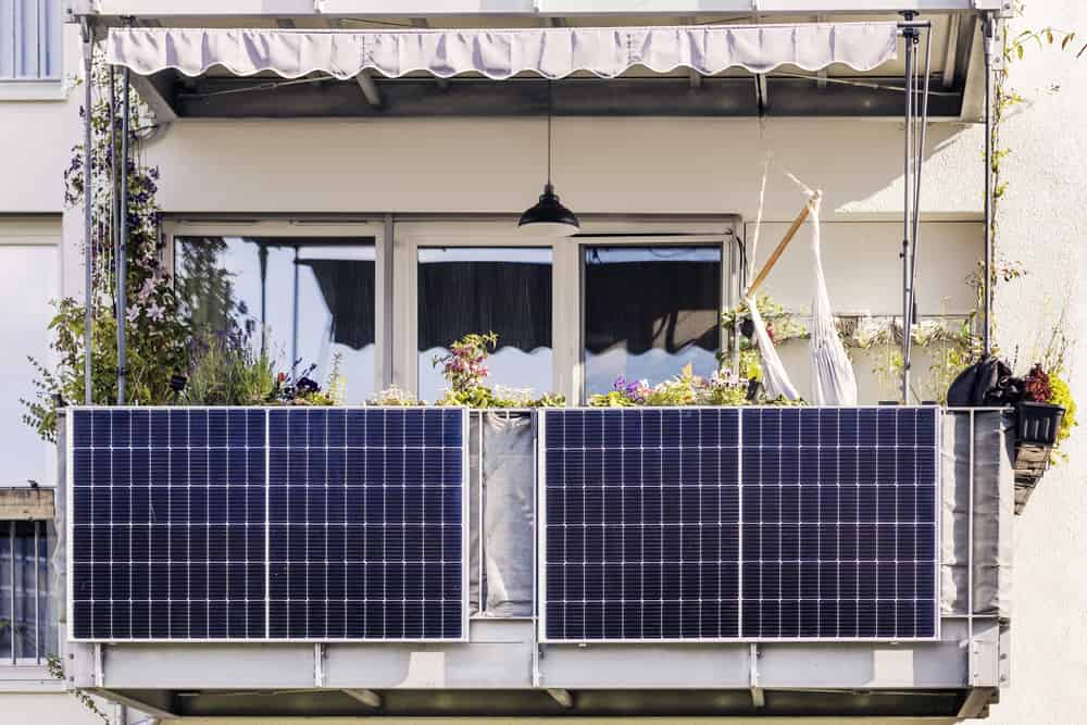 instalacja słoneczna na balkonie